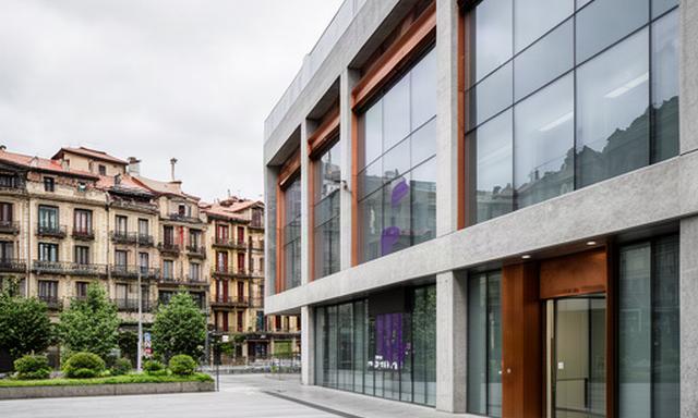 Exterior de una oficina moderna en Bilbao junto al Paseo Puerta de Bizkaia